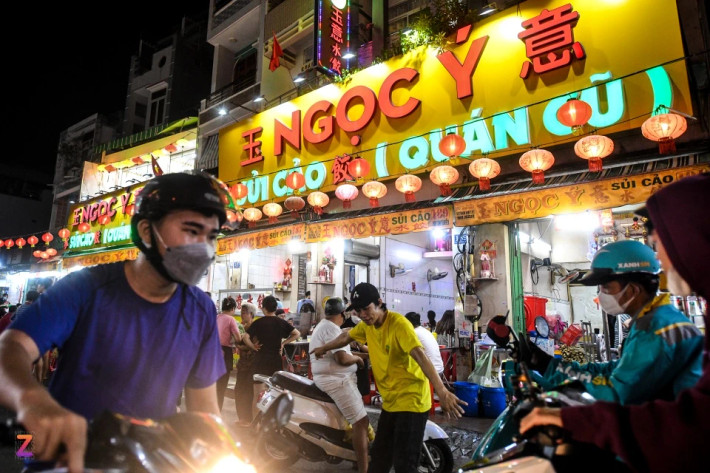 Khách đến phố ẩm thực Hà Tôn Quyền vẫn chủ yếu ghé những quán sủi cao nổi tiếng như Thiên Thiên, Ngọc Ý...