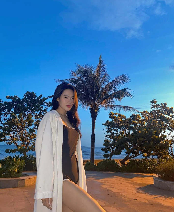Nàng thơ sinh năm 1995 sở hữu gương mặt thanh tú, cuốn hút đậm chất Á Đông. Đặc biệt, Minh Trang gấy ấn tượng bởi chiều cao nổi bật cùng thân hình nóng bỏng. Trên trang cá nhân, cô thường xuyên đăng tải hình ảnh tập luyện, ăn uống theo chế độ để duy trì vóc dáng.