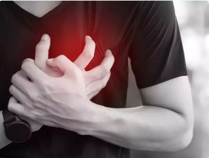 Những thay đổi trong lối sống: Chuyên gia sức khỏe cũng khuyên bạn nên hướng tới một lối sống lành mạnh, đó là hãy dành 30 phút tập yoga và 35 phút đi bộ nhanh một cách thường xuyên. Ngoài ra, chuyên gia cũng lưu ý rằng căng thẳng là một trong những chất xúc tác chính gây ra bệnh tim mạch. Vì vậy, điều cần thiết là phải kiểm tra mức độ căng thẳng và xác định những cách mới để giảm căng thẳng để có một trái tim khỏe mạnh. Dưới đây là một số loại thực phẩm có tác dụng kỳ diệu trong việc đảo ngược tình trạng tắc nghẽn động mạch.