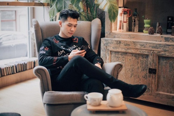 Ngoài ra, anh chàng này cũng hay check in tại nhiều nơi sang chảnh.