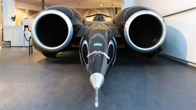 Xe nhanh nhất. Kỷ lục lái xe nhanh nhất trên mặt đất là 1.228 km/h, được thiết lập bởi Andy Green trong chiếc Thrust SSC vào năm 1997.