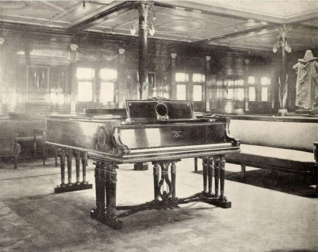 5 chiếc đàn dương cầm Steinway: Những đoạn băng ghi lại cảnh xác tàu Titanic dưới đáy biển cho thấy 1 chiếc đàn dương cầm hầu như vẫn còn nguyên vẹn. Trên thực tế, trên con tàu năm ấy có 5 chiếc đàn dương cầm, trong đó có 3 chiếc là của các hành khách vé hạng nhất.
