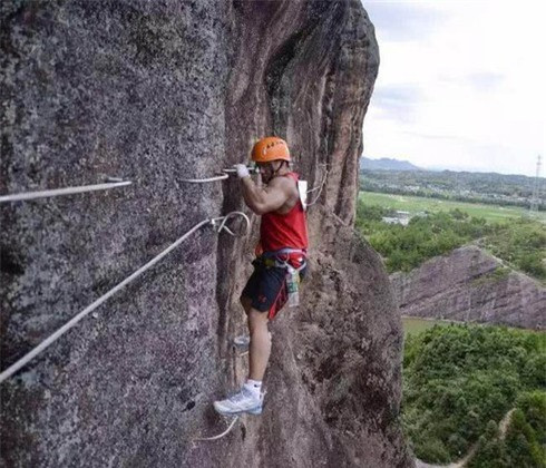 Tuy nhiên, nhiều người sẽ coi đó là điều hiển nhiên khi leo núi ở đây. Cửa hàng trên vách đá chủ yếu được chuẩn bị cho những nhu cầu bất ngờ. Khách du lịch đi qua thường đói hoặc khát nên mọi người sẽ nghĩ giá cả phải rất đắt.