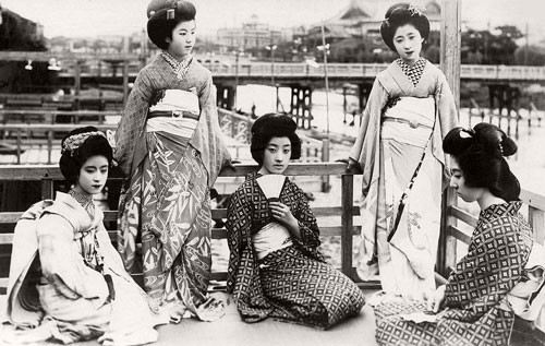 ##sc### Những cô gái Maiko xinh đẹp trang buổi tối mùa hè nóng bức.
