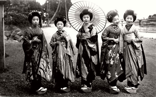 ##sc### Geisha (nghệ giả) – gọi theo ngôn ngữ Kansai là Geiko hoặc Geiki (nghệ sĩ) – và Maiko (vũ kĩ) là những cô gái được đào tạo khả năng múa, hát, chơi nhạc cụ truyền thống như đàn Shamisen, đàn Koto, đặc biệt là cách nói chuyện và dẫn dắt câu chuyện trong các buổi tiệc của giới thượng lưu. Các Maiko trẻ tuổi trong trang phục Kimono truyền thống của Nhật Bản.