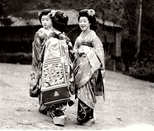 ##sc### Trên trang phục Kimono của các Maiko được in hình Rồng Obi.