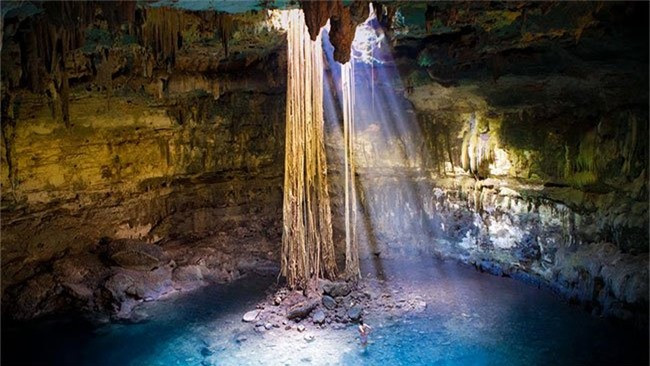 ##sc### 6. Hố sụt của người Maya (Mexico): Những hố sụt tự nhiên nằm ở Mexico và Trung Mỹ, được người Maya cho là nhà của thần mưa Chaak và các cánh cổng dẫn tới Xibalba - thế giới bên kia. Các nhà khoa học đã tìm thấy đền đài và hài cốt trong hố sụt ở bán đảo Yucatan. Một số cổng địa ngục nổi tiếng khác trong quan niệm của người Maya là Cobán, Guatemala, hay Actun Tunichil Muknal ở Belize. Ngày nay, phần lớn các hố sụt này trở thành điểm bơi lội, tham quan hút khách, thay vì điểm đến có phần đáng sợ. (Ảnh: Ambergris Caye).