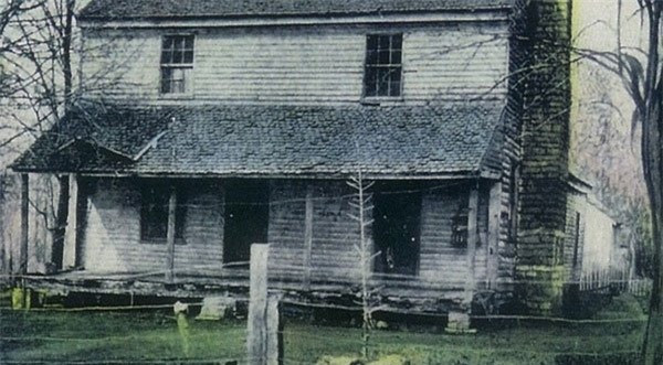 br/> 2. Hồn ma Bell: Truyện kinh dị về hồn ma Bell (Bell Witch) lan truyền khắp bang Tennessee và nước Mỹ bắt nguồn từ gia đình John Bell. Sau khi chuyển đến thị trấn Adams, phía bắc hạt Roberson, bang Tennessee sinh sống, ông Bell và con trai đi săn và vô tình nhìn thấy một sinh vật đáng sợ nhưng không kịp bắn. Kể từ đó, gia đình Bell bắt đầu chuỗi ngày ám ảnh với những âm thanh ghê rợn, với giọng nói thì thầm, yếu ớt hay bóng người bí ẩn lượn lờ phía đầu giường hoặc trên tường. Cuối cùng, bi kịch đã xảy ra khi hồn ma đáng sợ này tấn công Betsy, con gái của John Bell và vị linh mục được mời tới làm lễ. Sự việc khiến cả thị trấn khiếp sợ, khiến tướng Andrew Jackson (sau này là tổng thống của nước Mỹ) cũng phải chú ý và mời pháp sư tới khuất phục nhưng đành bó tay. Mãi đến khi John Bell uống thuốc độc chết thì hồn ma Bell mới chấp nhận và dần biến mất.