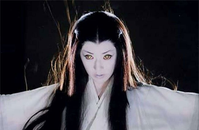 ##s###5. Tuyết nữ Yuki Onna: Tuyết nữ Yuki-Onna của Nhật Bản thường được nhắc đến với vẻ ngoài trẻ trung, đôi môi hơi xanh, tóc đen dài và làn da trắng muốt. Trong top 10 con ma đáng sợ nhất trong lịch sử nhân loại, tuyết nữ Yuki-Onna của Nhật Bản thường được nhắc đến với vẻ ngoài trẻ trung, đôi môi hơi xanh, tóc đen dài và làn da trắng muốt. Yuki-Onna thường chỉ xuất hiện vào những ngày mùa đông khi tuyết rơi dày với bộ kimono trắng. Nếu ai lỡ gặp Yuki-Onna thì chắc chắn đều sẽ chết, một cái chết vô cùng lạnh lẽo và đơn độc.