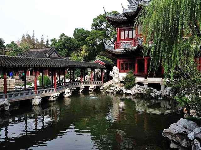 9. Vườn cổ Tô Châu - Trung Quốc: Các khu vườn lịch sử của Trung Quốc được biết đến với sự tích hợp tuyệt đẹp của các yếu tố tự nhiên như nước, đá và các con đường để phản ánh các giá trị văn hóa và trí tuệ của các triều đại. Các thế hệ của những người làm vườn ở tỉnh Giang Tô đã duy trì cảnh quan thực vật trong 8.000 năm qua. Có hơn 60 khu vườn lâu đời nhất vẫn còn tồn tại.