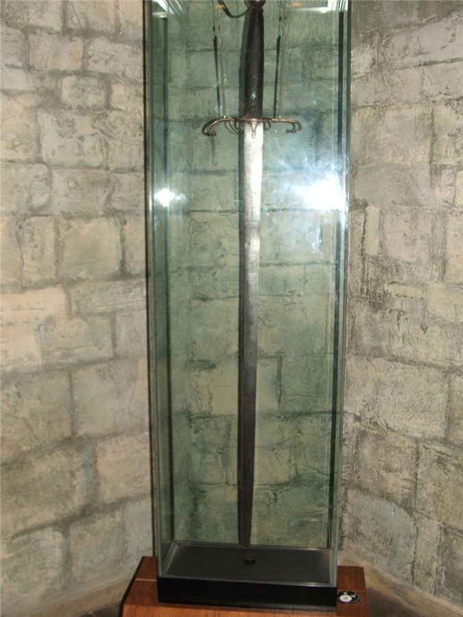 William Wallace (1272-1305) là hiệp sĩ, anh hùng dân tộc Scotland. Ông là nhà lãnh đạo kháng chiến chống Anh trong các cuộc chiến giành độc lập cho Scotland vào cuối thế kỷ XIII, đầu thế kỷ XIV. Năm 1305, vua Edward I của Anh bắt giữ William Wallace và ông bị xử tử vì tội phản quốc. Một trong những kỷ vật quý giá của Wallace là thanh kiếm đã theo ông trải qua nhiều trận chiến. Thanh kiếm này dài 168 cm, nặng 2,7 kg và có lưỡi dài 132 cm. Wallace đã dùng nó trong trận đánh Cầu Stirling (1297) và trận Falkirk (1298). Thanh kiếm của Wallace đang nằm tại Đài tưởng niệm quốc gia tại Stirling, Scotland.