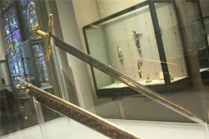 Charlemagne sinh năm 742, là Hoàng đế La Mã. Ông là một trong những nhà cai trị vĩ đại nhất trong lịch sử thế giới và trở thành Vua của người Frank vào năm 768. Charlemagne sở hữu thanh kiếm trứ danh Joyeuse. Hiện nay, hai thanh kiếm được cho là kiếm Joyeuse. Một trong số đó là thanh kiếm nằm ở kho báu hoàng gia Schatzkammer Weltliche tại Vienna, Áo. Thanh kiếm còn lại được giữ ở Bảo tàng Louvre, Pháp. Charlemagne xuất hiện trong nhiều truyền thuyết và tư liệu lịch sử. Bộ truyện Thần thoại Bulfinch miêu tả Charlemagne từng sử dụng kiếm Joyeuse để chặt đầu Corsuble, vị chỉ huy của người Saracen. Sau khi Charlemagne qua đời, kiếm Joyeuse thường được sử dụng để làm lễ đăng quang cho các vị vua Pháp. Người ta từng giữ thanh kiếm tại Nhà thờ Thánh Denis, sau đó đưa nó đến Bảo tàng Louvre.