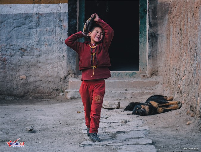 Cậu bé là học viên Học viện Phật giáo ở Lo Manthang.