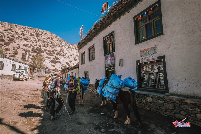 Trekker (người tham gia hoạt động dã ngoại) nghỉ trưa tại một nhà hàng ở Ghiling.