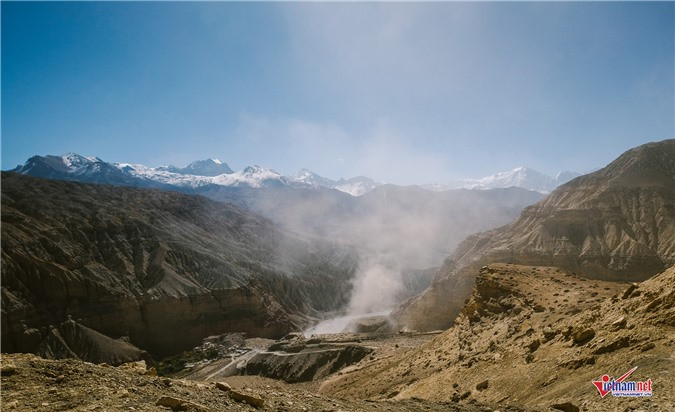 Cát bụi do gió mạnh tạo nên ở Upper Mustang.