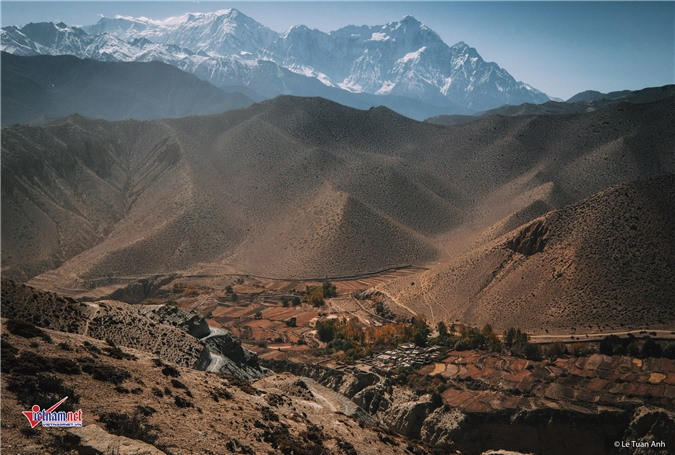 Làng Gyakar - Upper Mustang được bao quanh với những ngọn núi đầy sỏi đá.