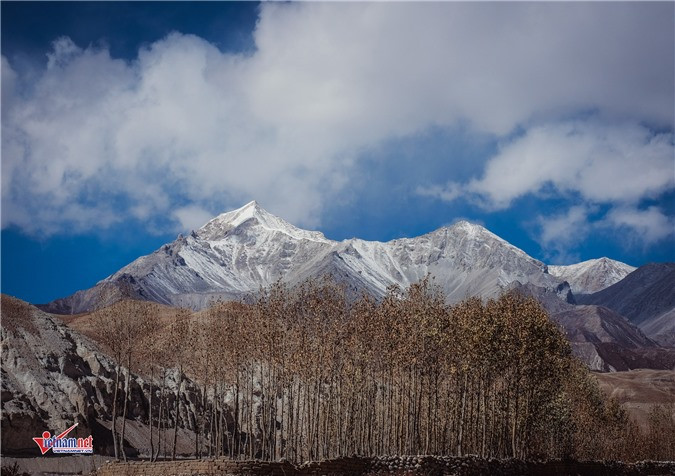 Cảnh núi tuyết nhìn từ làng Chhoser - Lower Mustang.
