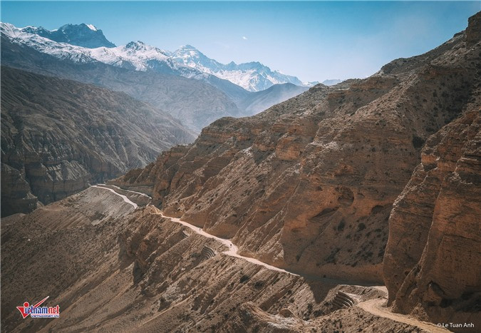 Một con đường ở Upper Mustang chỉ có ngựa và người đi bộ mới có thể chinh phục.