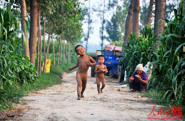 Nụ cười trong sáng và ánh mắt hồn nhiên của bọn trẻ khiến nhiều người dân thành phố phải động lòng.