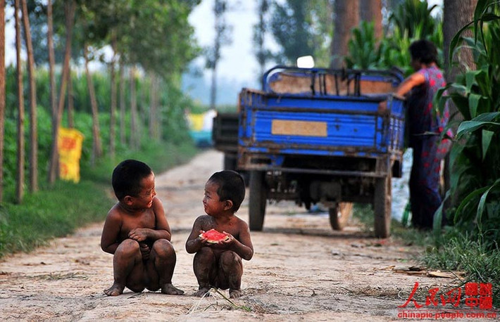 ...và nói chuyện vui vẻ với nhau.