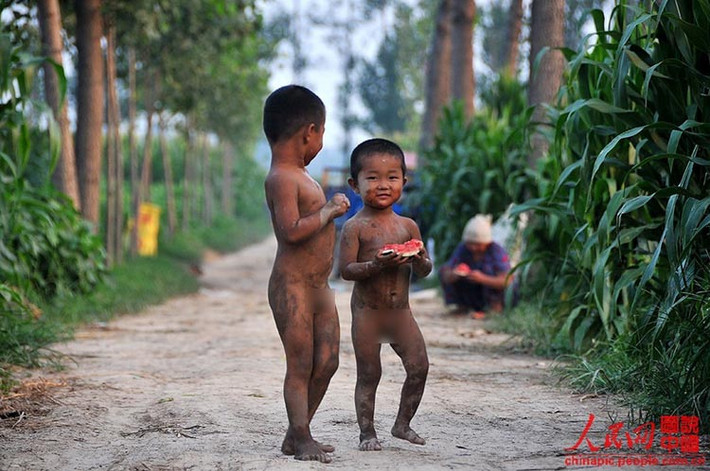 Một cư dân mạng bình luận: "Thấy tội cho những đứa trẻ này. Cha mẹ chúng cũng chỉ vì miếng cơm manh áo mà bỏ bê con cái ở quê nhà cho bố mẹ già chăm sóc".