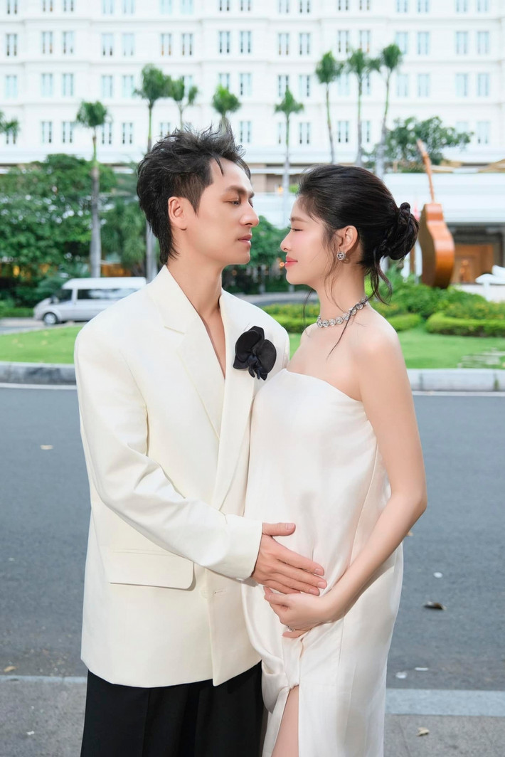 Mang thai lần ba, Thủy Anh chia sẻ cô có nhiều kinh nghiệm nên giữ sức khỏe ổn định. Hiện tại, cô chuẩn bị mọi vật dụng cần thiết cho mẹ và bé sơ sinh, đồng thời tìm hiểu bệnh viện phụ sản tốt để sẵn sàng đón con chào đời. Trong thời gian này, Thủy Anh vẫn hỗ trợ công việc của chồng và tham gia những sự kiện phù hợp.