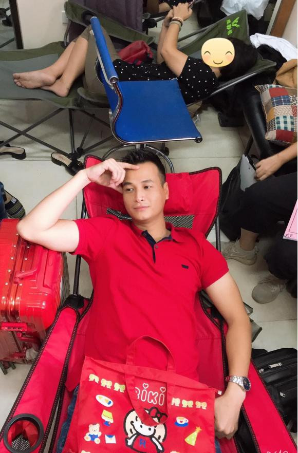 br/> Khác với nhân vật trong phim, Anh Đức cho biết: "Ở ngoài đời, tính cách của tôi không giống với mấy nhân vật tôi thường đóng trong phim tí nào cả. Tôi là một người khá trầm tính và ít nói. Người mới tiếp xúc thường nhận xét tôi là người hơi lạnh lùng, nếu không biết có khi còn hiểu lầm là tôi khó gần ấy chứ. Một điều nữa mọi người thường nhầm lẫn về tôi đó là tôi sống rất giản dị".