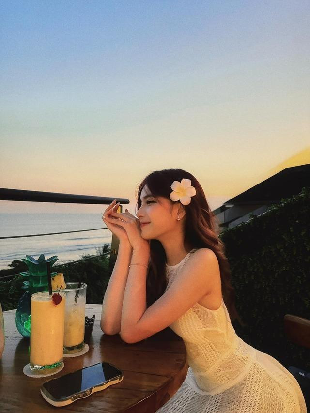 ạ Phương cũng chia sẻ, cô từng cảm thấy lạc lõng với chiều cao của mình khi đi cùng bạn bè. Với chiều cao 1m68 cùng vóc dáng mảnh mai, hôm nào đi giày 5 - 7 cm là cô... mất tự tin.