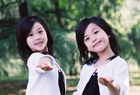 ... cặp song sinh này còn ăn mặc rất giống nhau.