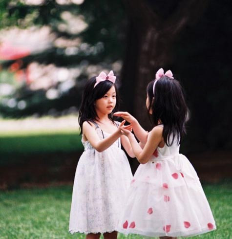 Hai bé xuất hiện trong các show truyền hình với sự tham gia của nhiều ngôi sao Trung Quốc.