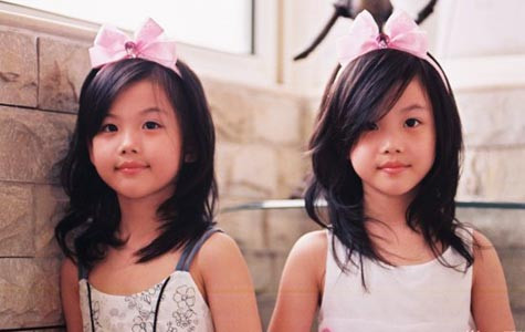 Cặp song sinh Li Yifei và Li Angrong, có nickname Guoguo và Duoduo, sinh ngày 11/6/2003 ở tỉnh Sơn Đông (Trung Quốc). Ảnh: zjol.com.cn.