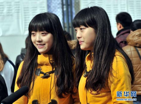 Cặp song sinh Zhang Lu và Zhang Lin nổi tiếng trên mạng sau khi tham gia một cuộc thi của trường nghệ thuật mà không trang điểm. Ảnh: Xinhua.