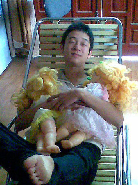 "Gấu" không có nhưng búp bê có 2 con.