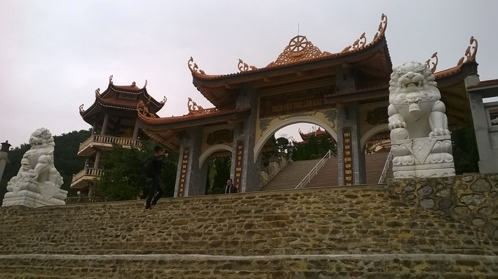 Tuy nhiên, du khách đến vãn cảnh chùa không khỏi kinh hãi trước sự xuất hiện của hai con sư tử đá trấn yểm ngay trước cửa chùa.