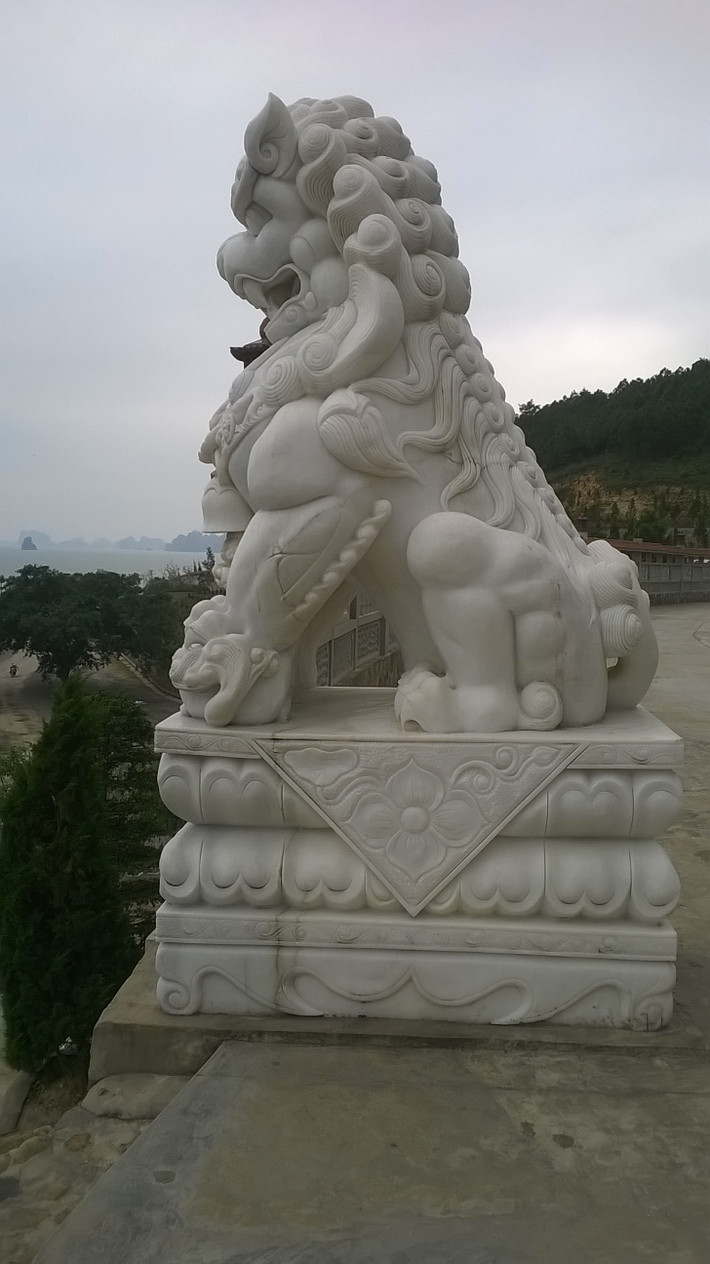 Không hiểu vì lý do gì, người ta đặt con sư tử đá khổng lồ nhe răng, giơ vuốt hung dữ tại đây.