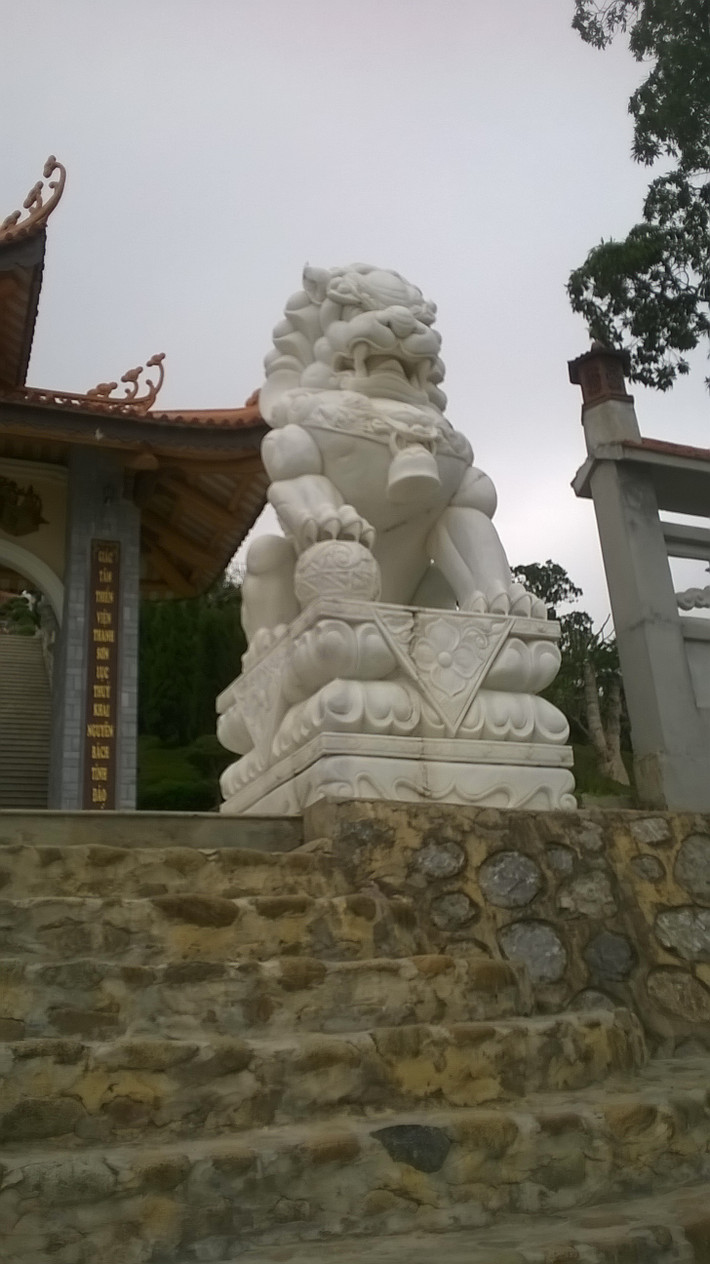 Nội dung công văn nêu rõ, trước thực trạng ở nhiều địa phương trưng bày, sử dụng biểu tượng, vật phẩm, linh vật (sư tử bằng đá và một số vật phẩm khác) theo tạo hình, hình thức không phù hợp với thuần phong mỹ tục Việt Nam ở cổng, cửa, khu di tích, đình, chùa, công sở cơ quan, đơn vị gây phản cảm về thẩm mỹ, văn hóa, tâm linh ở những nơi công cộng.