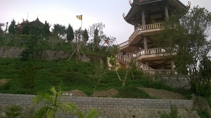 Với vị trí lưng tựa núi, mặt hướng ra biển, đây có lẽ là một trong những ngôi chùa có vị trí đẹp nhất trong hệ thống chùa của Việt Nam. Đây còn là Thiền viện Giác Tâm, một trong hai thiền viện phật giáo của Quảng Ninh.