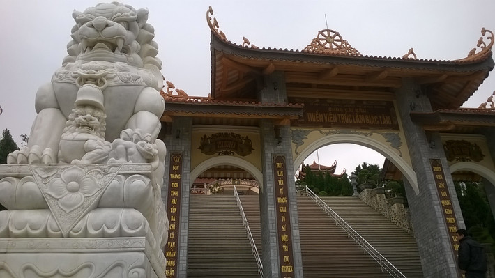 Để góp phần giữ gìn truyền thống văn hóa của dân tộc Việt Nam, phát huy tinh thần yêu nước, tôn trọng và giữ gìn bản sắc văn hóa dân tộc Việt Nam, Bộ VHTTDL đề nghị và khuyến cáo các tổ chức, cá nhân: Không trưng bày, không sử dụng, cung tiến, biểu tượng, sản phẩm, linh vật và các vật phẩm lạ không phù hợp với thuần phong mỹ tục Việt Nam.
