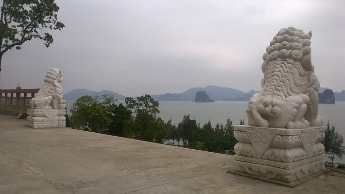 Khi chứng kiến hai con sư tử đá hung dữ mặt cũng hướng biển, lưng tựa vào núi như thế này, nhiều du khách bức xúc cho rằng các bên liên quan nên di rời hai con "quái thú ngoại lai" này.