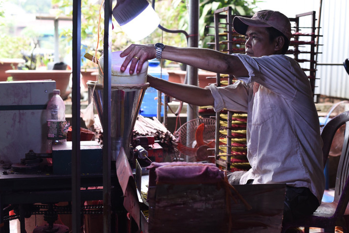 Nghề làm nhang ở xã Lê Minh Xuân, huyện Bình Chánh đã có gần trăm năm tuổi. Trải qua nhiều thăng trầm, đến nay các hộ làm nhang tại xã Lê Minh Xuân cũng thưa thớt dần.