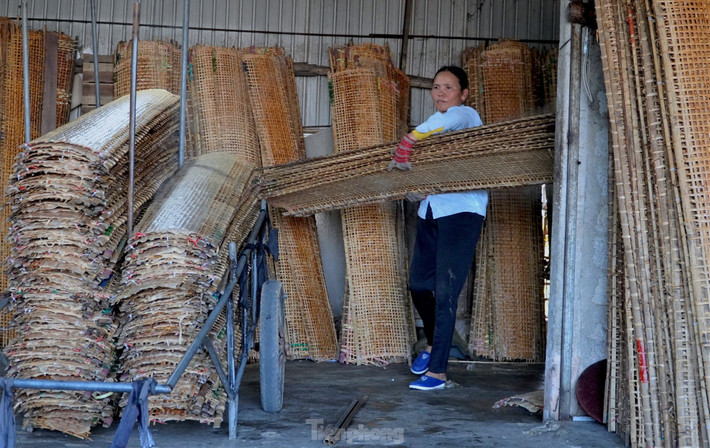 Hầu như gia đình nào cũng tất bật công việc để cho ra những mẻ bánh thơm, ngon, đạt chất lượng phục vụ khách hàng.
