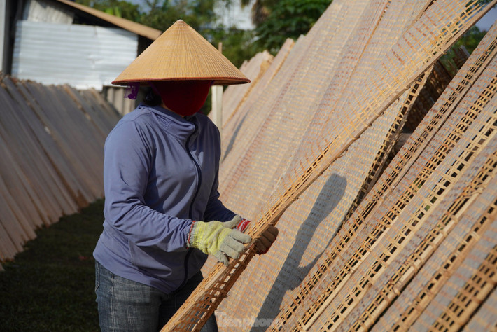 Bánh sau khi phơi khô đủ nắng sẽ đóng thành từng tệp để bán. Mỗi tệp bánh 100 cái, bán với giá từ 16-18 ngàn đồng/tệp, dịp Tết có thời điểm tăng lên đến 20.000-25.000 đồng/tệp.