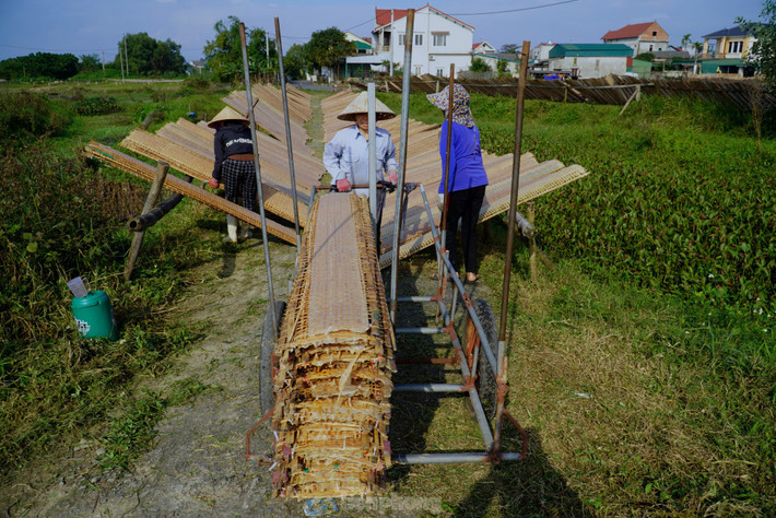 Vì số lượng khách hàng đặt nhiều nên cơ sở sản xuất bánh đa nem của gia đình anh Trần Hậu Định (40 tuổi, ở thôn Bình) phải thuê thêm 5 công nhân làm việc từ sáng tinh mơ đến tối.