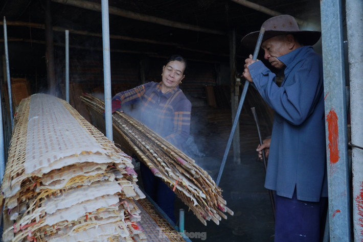 Năm nào cũng vậy, cứ đến tháng chạp (tháng 12 Âm lịch), những gia đình ở làng nghề bánh đa nem xã Thạch Hưng, thành phố Hà Tĩnh (Hà Tĩnh) lại ăn ngủ cùng với nghề để kịp đơn hàng phục vụ thị trường Tết.