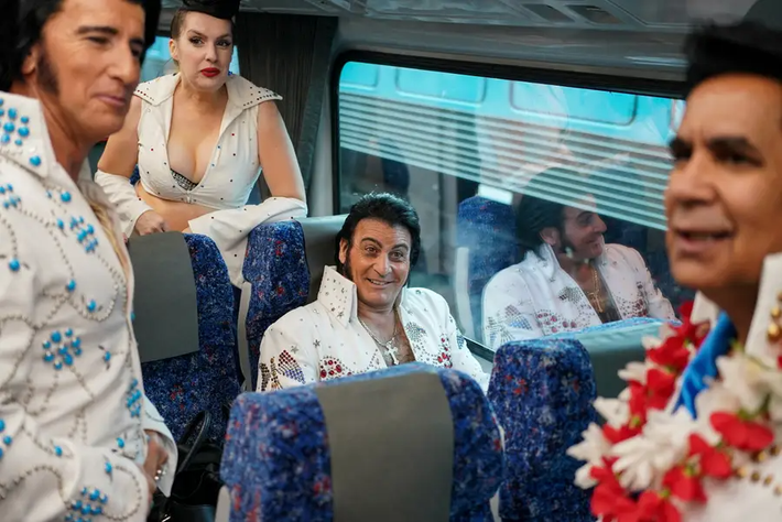 Tại Sydeney (Australia), một nhóm người hóa trang thành huyền thoại Elvis Presley đã đi cùng nhau trên một chuyến tàu. Kết quả là đi đâu, người ta cũng thấy Elvis. Ảnh: Reuters.