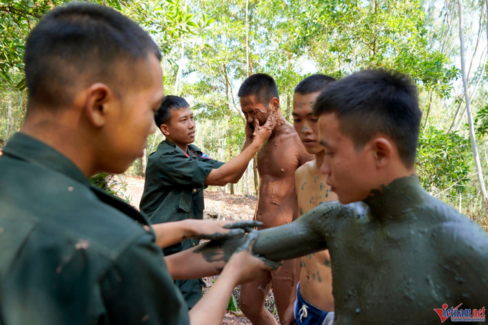"Mỗi ngày tất cả chiến sĩ đều tập võ và thể lực từ 7h đến 11h trưa, chiều luyện tập kỹ - chiến thuật tác chiến bất kể thời tiết nắng nóng hay lạnh giá. Thể lực và ý chí ngoan cường được trau dồi sau mỗi buổi tập", Thiếu tá Hoàng Đình Công cho biết. Ngoài việc tập võ, các chiến sĩ còn phải luyện tập kỹ năng ngụy trang như hóa thân thành bụi cây, đống lá khô hay ẩn mình trong bùn lầy để chờ lệnh mới bật dậy tấn công.