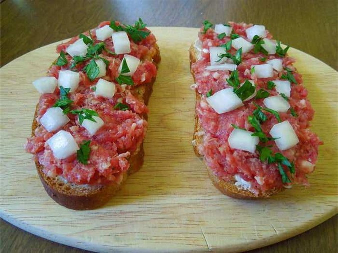 Đức: Zwiebelmettwurst - món thịt heo sống nghiền nhỏ với hành rồi phủ trên bánh mì.