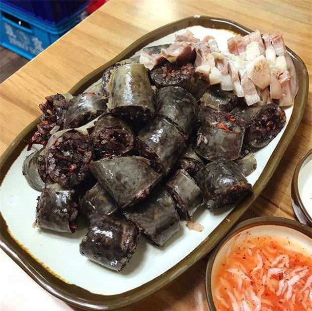 Hàn Quốc: Soondae là thức ăn đường phố nổi tiếng của Hàn Quốc - một loại dồi nhồi bên trong là tiết, gạo, gan...