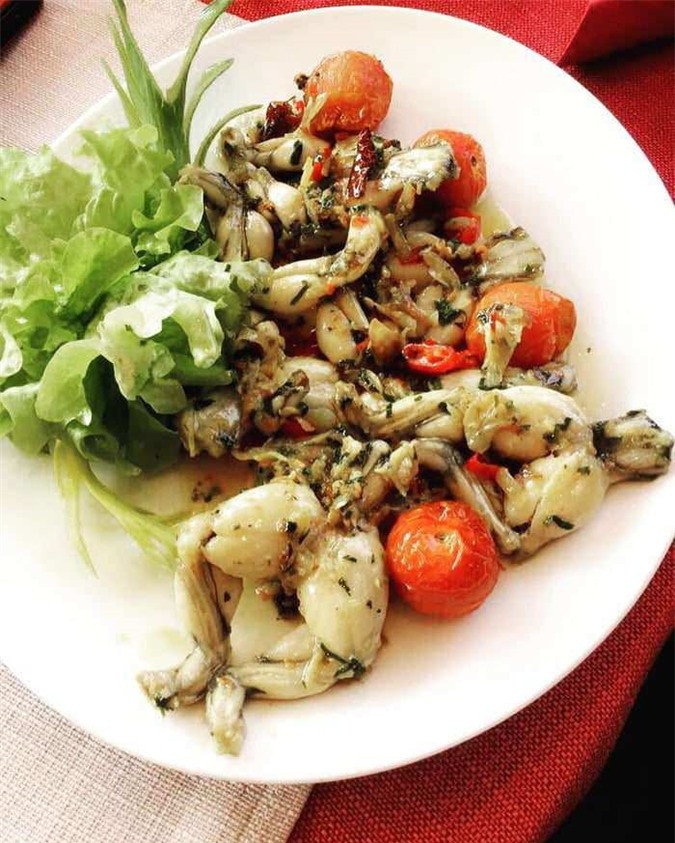 Pháp: Một trong những món ngon nổi tiếng nhất ở Pháp là chân ếch, thường được chiên với rau mùi tây và sốt tỏi.
