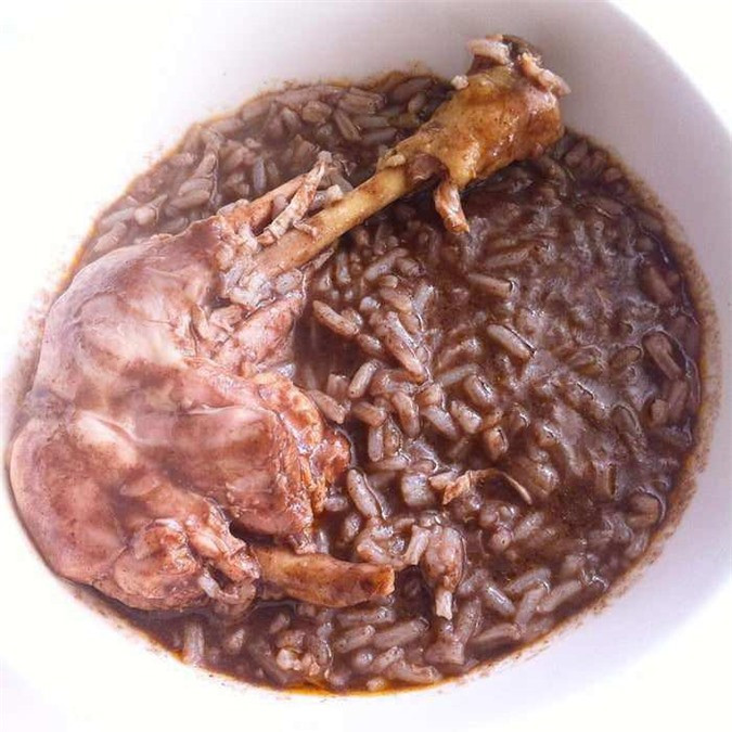 Bồ Đào Nha: Arroz de cabidela là món ănchủ yếu từ thịtthỏ hoặc gà nấu trong tiết tươi cùng với gạo,nước và một chút dấm.